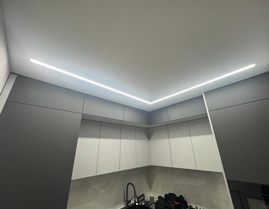 Матовый натяжной потолок с линейной LED-подсветкой в кухне